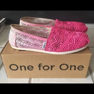 TOMS Women's Pink Ombre Lace Crochet Shoes